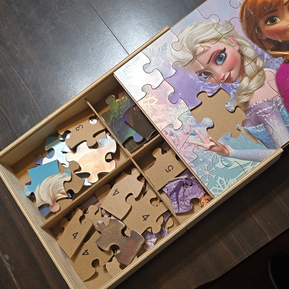 5 Disney Frozen Puzzles in Wooden Storage - Picture 7 of 7